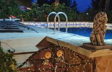 Refugio madera estilo árabe con estatuas, estanques y un pequeño zoo - Foto 12