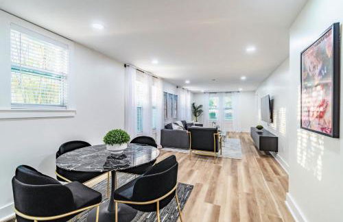 Designer Sun Filled Condo - Walk to Town - Foto 3