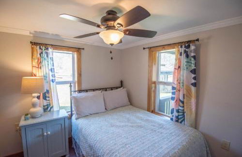 New River Views & Access - Hot Tub, Gazebo, Fire Pit, Next to Riverside Canoeing! - Foto 24