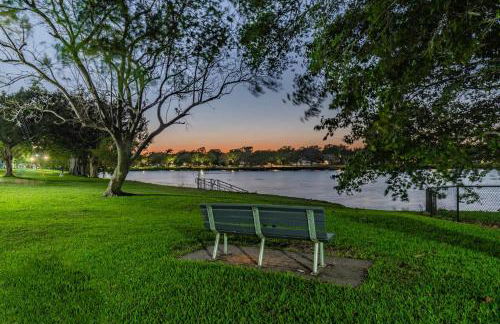 Designer Sun Filled Condo - Walk to Town - Foto 20