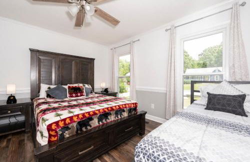 Arcade, Ping Pong, Hot Tub, Gas Grill, & King Bed - Photo 54