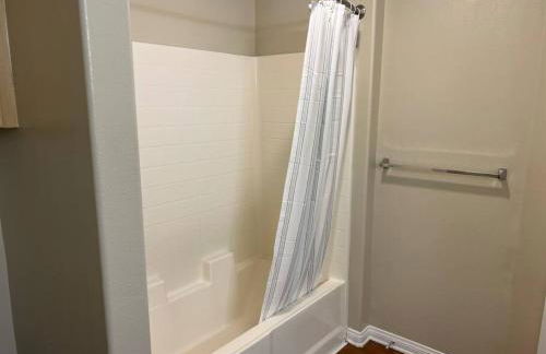 Spacious 1bdrm apartment 10 mins to Cedars-Sinai by car FREE Parking, King bed - Photo 25