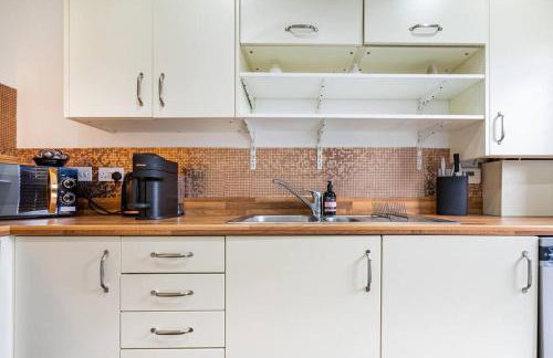 Bright, modern 2 bedroom house with free parking! - Foto 8