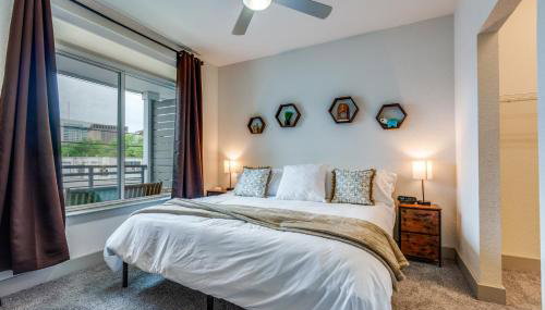 Trendy Condo on Riverwalk Free Parking Pet Friendly Centrally Located on the Riverwalk - Foto 3