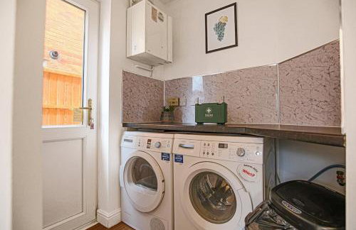 Champflower House- Sleeps 7- Driveway Parking, Contractors, Fast Wifi and Smart TV - Foto 13