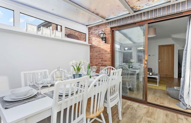 Chandlers Walk Modern Comfy Family Home in Exeter - Photo 9