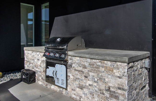 Luxe Modern Escape w Pool Hot Tub Firepit Desert View Lassen by Avantstay - Photo 29