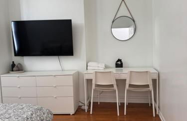 Adorable 2 bedroom with free street parking - Foto 18