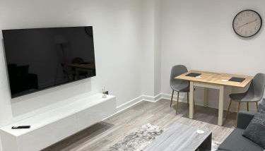 Stylish City Retreat with Views & Court Yard - Foto 5