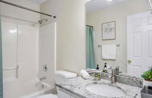 Modern 4BR Retreat with Free Parking in Prime CWE! - Foto 24