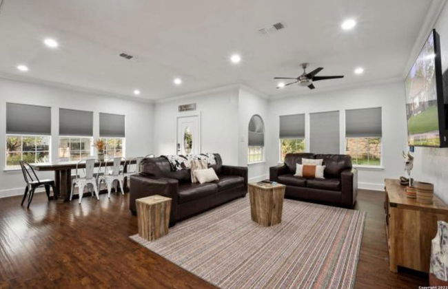 Experience Serenity in a 4BR 3BA Downtown Home - Foto 4