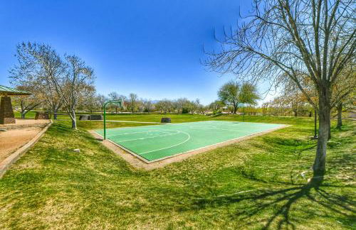 Remodeled modern beauty backs to open desert with mountain views & home theatre - Foto 28