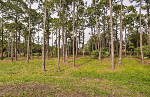 Trendy Palm City Cottage with Porch on 5 Acres! - Foto 25