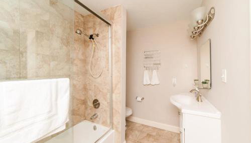 Comfort Suite - Walkable - GroupStay - Foto 4, towels, Shower