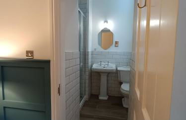 The West Wing at Eriviat Hall Hot Tub - Photo 54