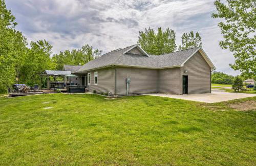 Lakeside Retreat with Hot Tub & Game Room home - Foto 16