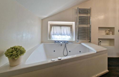 Luxury in the Center by Host Hero - Foto 33