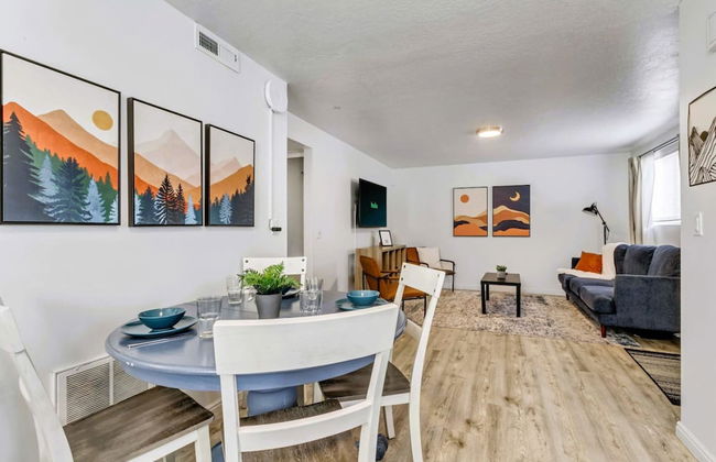 Cozy 2BR Apt w Parking Near Downtown SLC - Foto 1