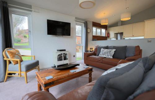 Spacious Oak Cabin with Hot Tub - Devon - Foto 1