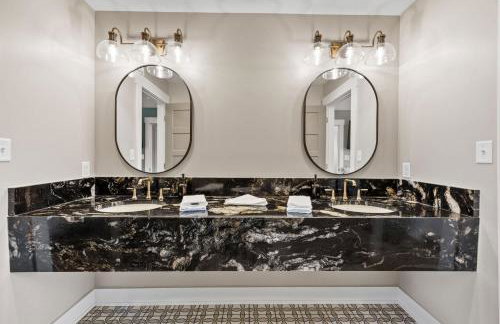 NEW Spacious Clarkson Getaway w Games & Yard - Foto 47