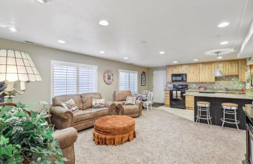 Cozy American Fork Retreat with Electric Fireplace - Foto 8