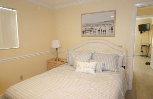 3 bedroom 2 bath home walking distance to beach - Foto 33