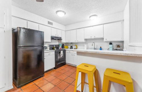 Heart of SoCo 2BR and 1BR King Suites with Free Parking, Pool, and Laundry Center - Foto 20