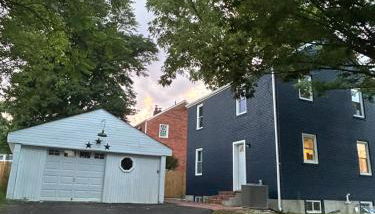 Single home, 4 beds, 2 baths - Photo 2