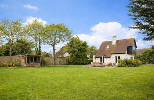 Spacious Coastal Family Home Sleeps 8 - Photo 36