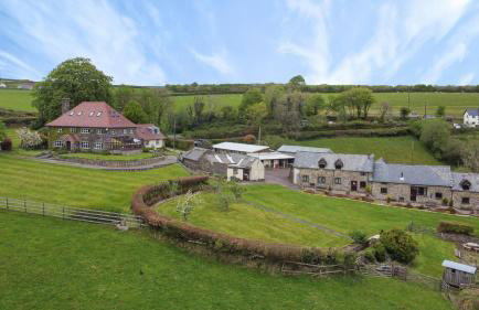 Smiddy Cottage, Historic Village Hub with Spacious Lounge, High Ceilings, and Wood Stove - Foto 2