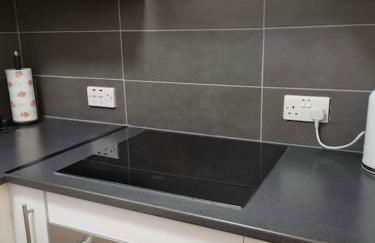 Newly Renovated Cosy 1 bed flat, 4 minutes walk to Town Centre, 3 minutes walk to the train station, Free parking, Modern, fresh and spacious living room, Netflix ready smart TV, Wifi - Photo 12