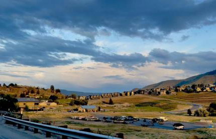 Lakeside luxury with hot tub and pool - Foto 29