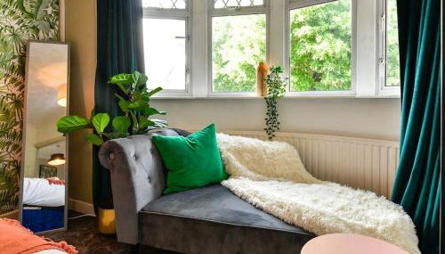 Stylish 3 Bed Home with Parking! - Photo 4