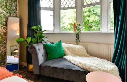 Stylish 3 Bed Home with Parking! - Photo 4