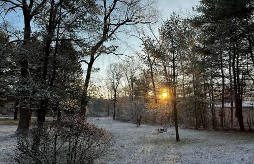 Modern A-Frame Cabin with Loft, Firepit and Grill - Foto 23