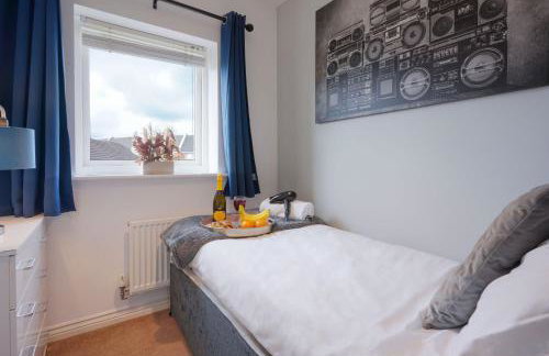 Charming House - Close to Shops & City Centre - Free Parking, Self-Check-In, Fast WiFi & Smart TV with Netflix by Yoko Property - Foto 14