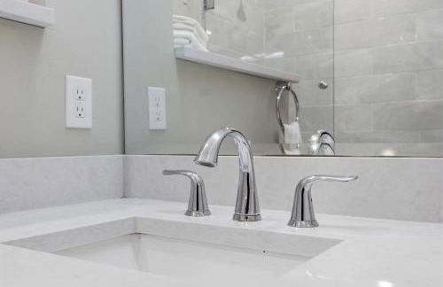 Charming Home in the Highlands W Private Backyard - Foto 26