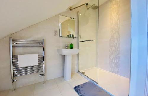 Just £45pppn! Prime Comfort for Contractors with Spacious Parking, Plush Beds, Top-notch Amenities, Flexible Stays & Lightning-Fast Internet - Photo 3