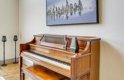 Walk to Bethel Woods Family Home with Deck and Views! - Foto 6