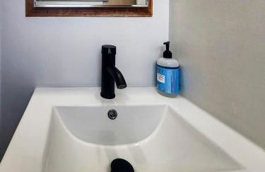 Relaxing Cozy Back House with Backyard - Foto 18