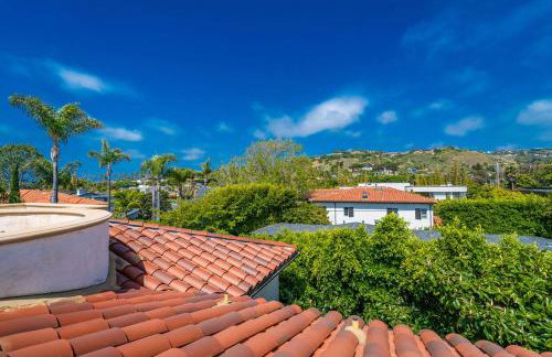 Mediterranean Beauty with Rooftop Deck and Views - Foto 62