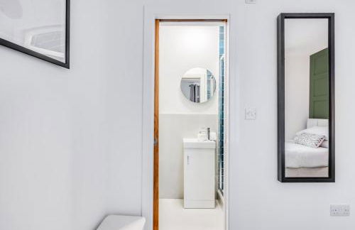 4 Bedroom 4 Bathroom House - Sleeps 7 - Prime Location, Free Parking, Self-Check-In, Workspace, Fast Wifi and Smart TV with Virgin TV and Netflix by Yoko Property - Photo 16