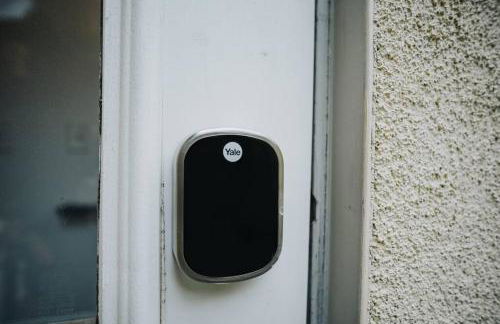 Gorgeous Upstairs Studio with Patio and Laundry - Foto 12