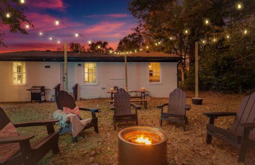 Game Room and Huge Yard with Fire Pit Yard Games and BBQ Near UE and Downtown - Foto 67