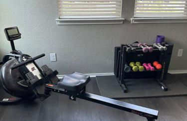 Relax with Spacious Modern Simplicity - Photo 31