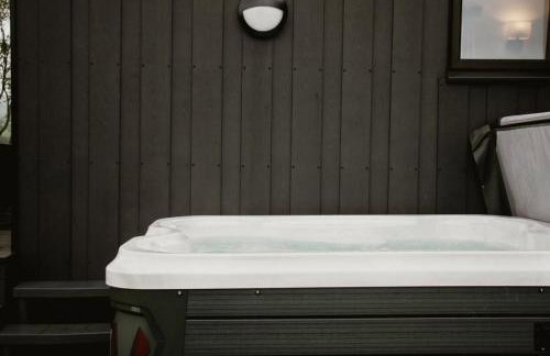 Luxury Glamping Cabin sleeping 4 People with Private Hot Tub and BBQ with views across the North Coast Ballycastle Pod 2 - Foto 34