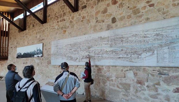 Escuchando las explicaciones del guía