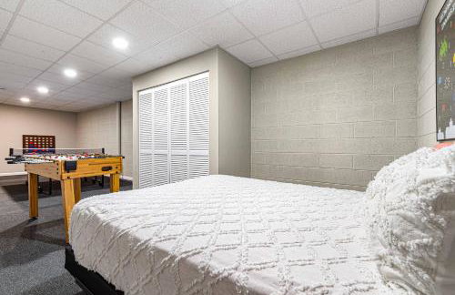 15 Minutes to Asheville! Spacious 7BR Luxury Home | Pool | Hot Tub | Game Room - Foto 60