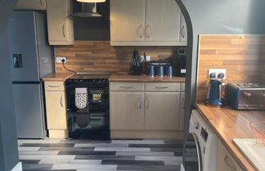 Stylish 3 bed house, private parking , with conservatory, close to KFC, McDonalds, ALDI and ASDA - Photo 10