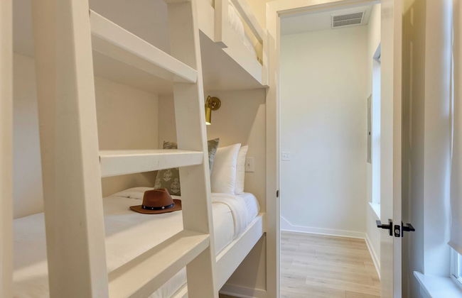 The Stage by Avantstay Chic 4bdr w/ Covered Balcony Modern + Newly Built - Photo 30